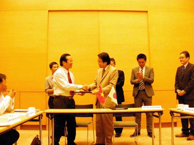 At the giving ceremony (Photo: Thanh Hang)