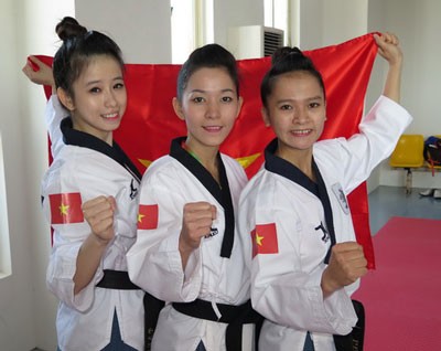 Nguyen Thi Le Kim, Chau Tuyet Van and Nguyen Thi Thu Ngan win the first gold medal in Taekwondo
