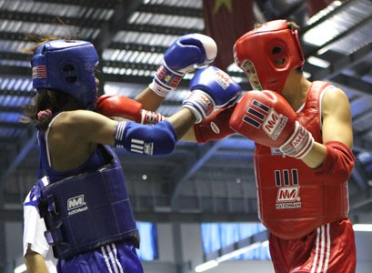 Bui Yen Ly (right) wins a gold medal for Vietnamese Muay team. (Photo: SGGP)