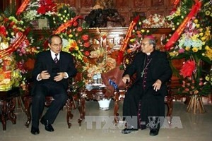 VFF Chairman Nguyen Thien Nhan visits the Hue Archdiocese (Photo: VNA)