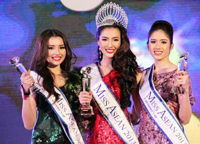 Dong Thanh Vy of Vietnam (R), the second runner up at the Miss Asean 2013