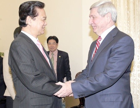 Prime Minister Nguyen Tan Dung (left) meets with First Vice Chairman of the Russian State Duma Ivan Melnikov in Ha Noi yesterday.(Photo:VNA)