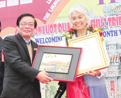 Ms. Yoshimi Muto from Japan (R) is the two millionth tourist to Hue Monuments (Photo:SGGP)
