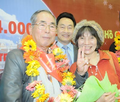 Yamamoto Shoichi (L) is the fourth million international tourist to Tan Son Nhat International Airport (Photo:SGGP)