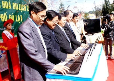 Leaders of Lam Dong Province and Da Lat City attend the opening ceremony of the free wifi service.