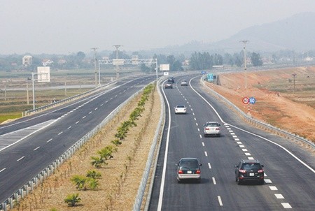A part of the Noi Bai-Lao Cai Expressway connecting Ha Noi to the northern province of Vinh Phuc which was officially opened to traffic yesterday. (Photo: VNA)