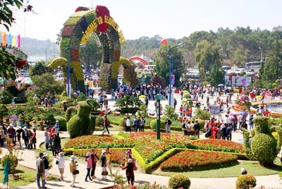 Tourists visit national flower exhibition at Da Lat City Flower Park.(Photo:SGGP)