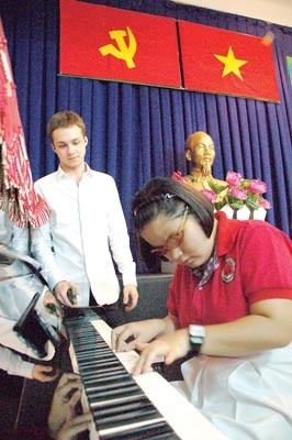 Mikhail Samarsky enjoys an art performance at the Nguyen Dinh Chieu School for the Blind.(Photo:SGGP)