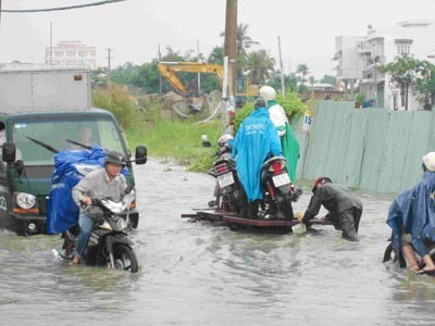 Water levels rose, inundating some districts in HCMC (Photo:SGGP)