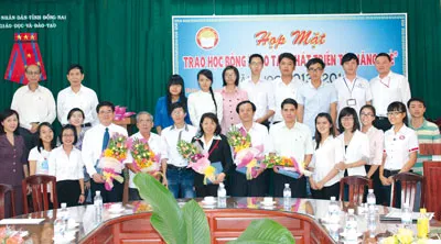 Các nhà tài trợ chụp ảnh cùng các em sinh viên tại buổi lễ.