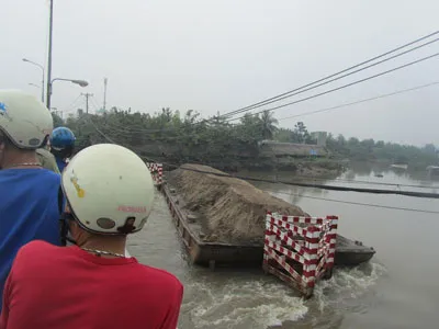 TPHCM: Sà lan cát hàng trăm tấn trôi, gây nguy hiểm cầu Ông Nhiêu