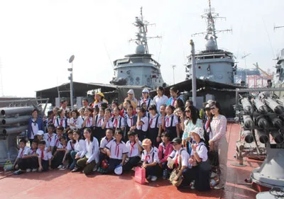 Cuộc giao lưu thắm tình của thầy cô giáo và lính biển: “Biển đảo trong trái tim ta”