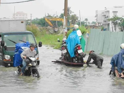 Sáng sớm đường Kha Vạn Cân (quận Thủ Đức) đã bị ngập nặng, gây khó khăn cho người đi làm. Ảnh: Thế Trịnh