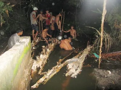 Lực lượng chức năng khẩn trương khắc phục sự cố. Ảnh: Đoàn Minh