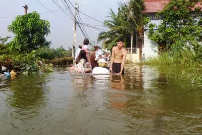 “Bè” nhân tạo đang đưa trẻ em, tài sản ra ngoài. Ảnh: Sơn Hải