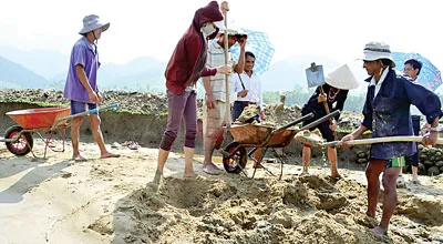 Người dân ở Phổ Minh, Đức Phổ, Quảng Ngãi đang dọn ruộng bị cát vùi lấp cả nửa mét trước khi vào vụ mới.