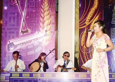 Trong các cuộc thi hát hay sinh hoạt văn nghệ không thể thiếu những tài tử đờn. Ảnh: VÂN AN