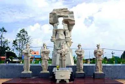 Cụm tượng đài khu di tích Ngã Ba Giòng