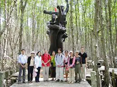 Khách tham quan di tích Rừng Sác - Cần Giờ
