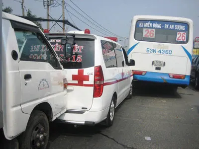 Tai nạn liên hoàn, quốc lộ 13 ùn tắc