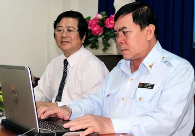 Ông Lê Văn Hùng, Phó Chánh Thanh tra thành phố (phải) và Luật sư Nguyễn Văn Hậu, Phó Chủ tịch Hội Luật gia TPHCM (trái) trả lời bạn đọc tham gia giao lưu trực tuyến.