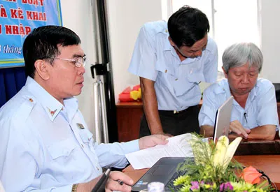 Ông Lê Văn Hùng, Phó Chánh Thanh tra thành phố (bìa trái) đang trả lời câu hỏi của bạn đọc.