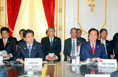 Thủ tướng Nguyễn Tấn Dũng (bên phải) và Thủ tướng Nhật Bản Shinzo Abe tại hội nghị cấp cao Mekong - Nhật Bản lần thứ 5.