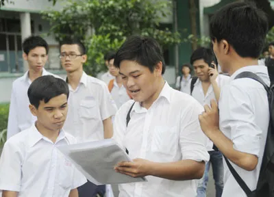 Thí sinh trong kỳ thi tuyển sinh đại học, cao đẳng 2013 trao đổi sau giờ thi. Ảnh: Mai Hải