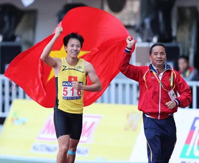 Niềm vui chiến thắng của Văn Hùng (trái) khi mang về HCV thứ 3 cho môn điền kinh trong ngày hôm nay, 19-12. Ảnh: TTX