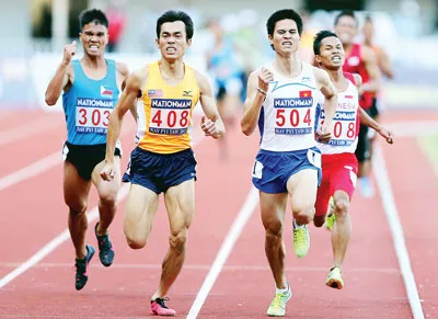 VĐV Dương Văn Thái (504) so kè quyết liệt cùng VĐV Malaysia ở đích đến. Ảnh: DŨNG PHƯƠNG