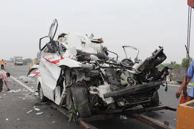 Phần đầu chiếc xe bị bẹp dúm.