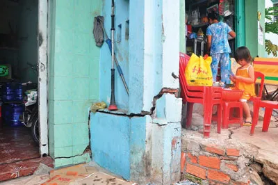 Công trình cải tạo môi trường kênh Tân Hóa - Lò Gốm: Thi công gây hư hại nhà dân