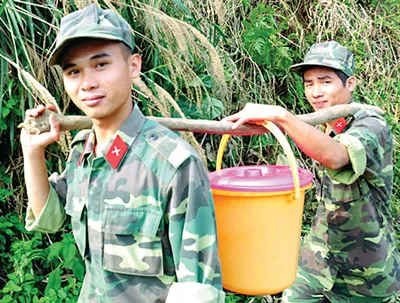 Tiếp nước cho đồng đội đỡ khát.