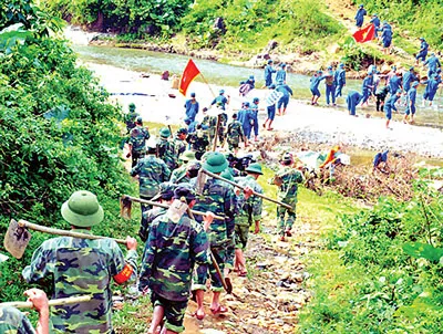 Cán bộ - chiến sĩ Bộ Chỉ huy Quân sự tỉnh Quảng Ngãi về xã Ba Tơ giúp dân khắc phục ruộng đồng.