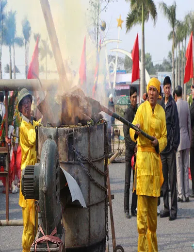 Các nghệ nhân đổ đồng đúc trống