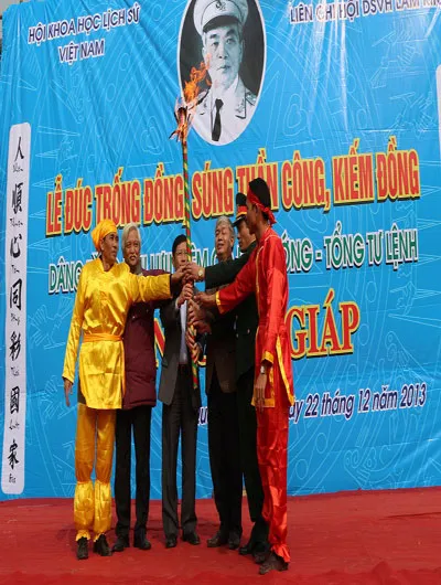 Thanh Hóa đúc trống đồng, súng thần công, kiếm đồng dâng tặng khu lưu niệm  Đại tướng Võ Nguyên Giáp