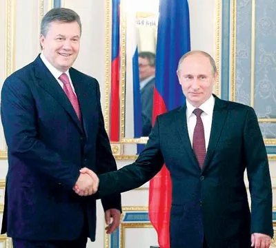 Tổng thống Nga Vladimir Putin (phải) tiếp Tổng thống Ukraine Viktor Yanukovych tại Mátxcơva.