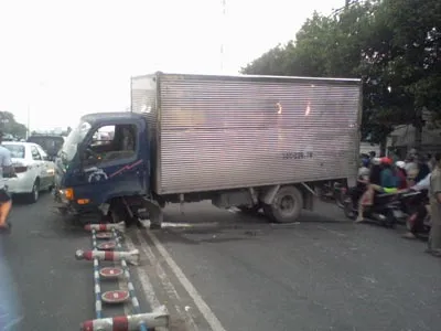 Xe tải nổ lốp, hai người đi đường trọng thương