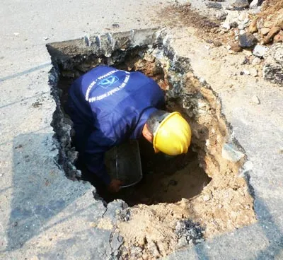 TPHCM: Mặt đường bị sụp ngay ngã ba