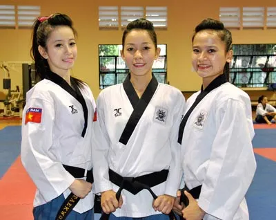 Châu Tuyết Vân (bìa trái) cùng Thu Ngân - Lệ Kim giành HCV nội dung quyền đồng đội tại SEA Games 27. Ảnh: DŨNG PHƯƠNG