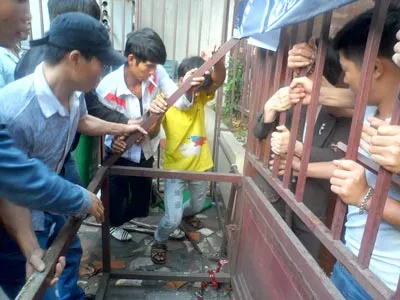 Hàng trăm người vây Trường Đại học Hùng Vương