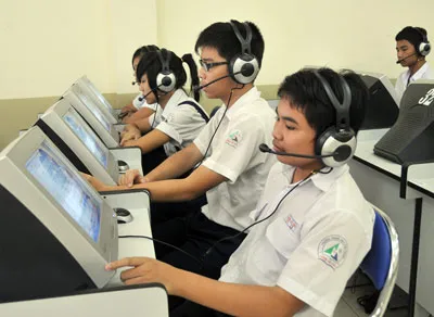 Học sinh lớp 9 Trường THPT Lương Thế Vinh quận 1 TPHCM trong giờ học Anh văn tại phòng Multimedia. Ảnh: MAI HẢI