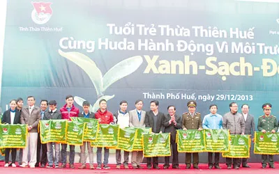 Gần 2.000 thanh niên Huế tình nguyện vệ sinh môi trường