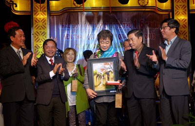 Quang Nam Province's leaders offer gift to Mr. Fujita Naechika, the 1.6th million visitor.