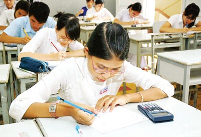 Student of Bui Thi Xuan High School are doing tests (Photo:SGGP)