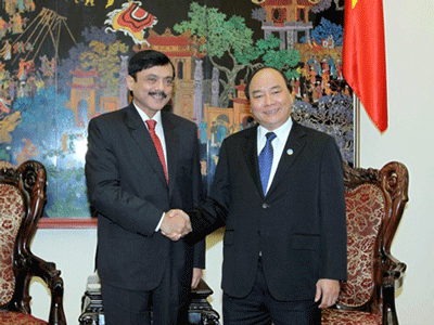 Deputy Prime Minister Nguyen Xuan Phuc (R) meets President of the India–ASEAN Business Promotion Council Shantanu Srivastava in Ha Noi yesterday.(Photo:VNA)