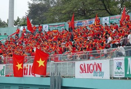 Crowded Vietnamese fans attended in Thong Nhat Sports Stadium to support two football teams (Photo:SGGP)