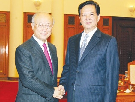 Prime Minister Nguyen Tan Dung (right) welcomes Yukiya Amano, Director General of the International Atomic Energy Agency (IAEA) in Ha Noi yesterday. — VNA/VNS Duc Tam