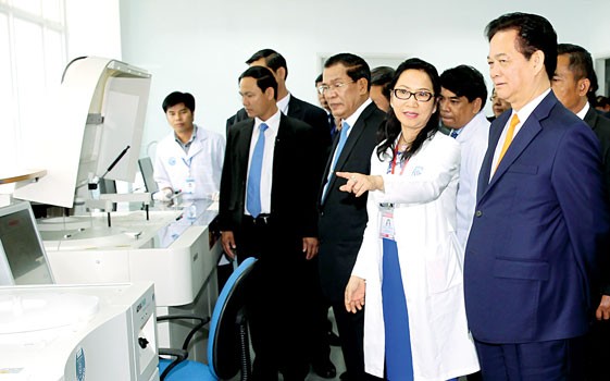 PM Nguyen Tan Dung and his Cambodian counterpart Hun Sen visited the Cho Ray-Phnom Penh General Hospital. (Photo: SGGP)