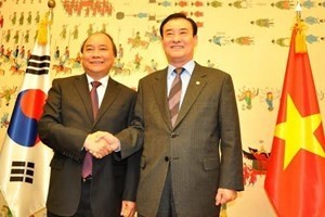 Deputy PM Nguyen Xuan Phuc meets Speaker of the RoK’s National Assembly Kang Chang-hee (Photo: VNA)